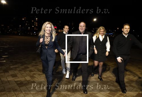 Rotterdam 30 december 2023
Surprise feestje voor Frans Bauer zijn 50e verjaardag in Ahoy. Frans Kwam met zijn vrouw Mariska Bauer en hun zonen Christiaan Frans Jr Lucas en Jan . Frans werd heel emotioneel toen hij aan kwam . In het circus werd er opgetreden door oa Patty Brard Thomas Berge en Emiel Hartkamp.