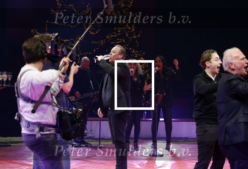 Rotterdam 30 december 2023
Surprise feestje voor Frans Bauer zijn 50e verjaardag in Ahoy. Frans Kwam met zijn vrouw Mariska Bauer en hun zonen Christiaan Frans Jr Lucas en Jan . Frans werd heel emotioneel toen hij aan kwam . In het circus werd er opgetreden door oa Patty Brard Thomas Berge en Emiel Hartkamp.