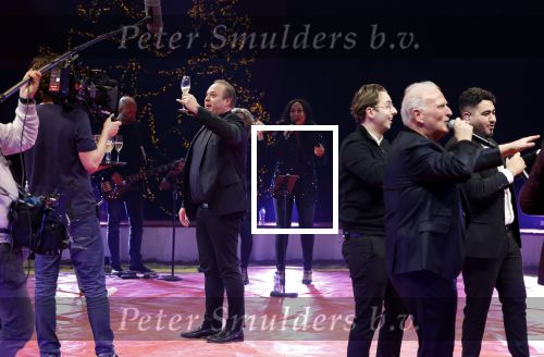 Rotterdam 30 december 2023
Surprise feestje voor Frans Bauer zijn 50e verjaardag in Ahoy. Frans Kwam met zijn vrouw Mariska Bauer en hun zonen Christiaan Frans Jr Lucas en Jan . Frans werd heel emotioneel toen hij aan kwam . In het circus werd er opgetreden door oa Patty Brard Thomas Berge en Emiel Hartkamp.