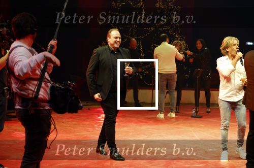 Rotterdam 30 december 2023
Surprise feestje voor Frans Bauer zijn 50e verjaardag in Ahoy. Frans Kwam met zijn vrouw Mariska Bauer en hun zonen Christiaan Frans Jr Lucas en Jan . Frans werd heel emotioneel toen hij aan kwam . In het circus werd er opgetreden door oa Patty Brard Thomas Berge en Emiel Hartkamp.