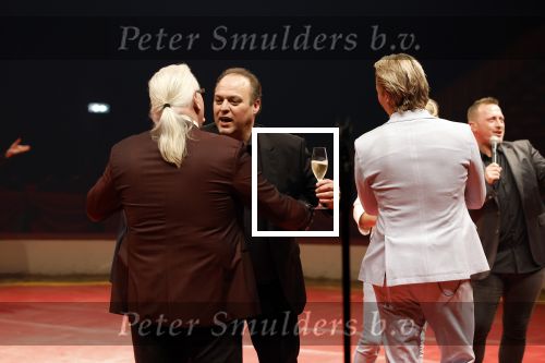 Rotterdam 30 december 2023
Surprise feestje voor Frans Bauer zijn 50e verjaardag in Ahoy. Frans Kwam met zijn vrouw Mariska Bauer en hun zonen Christiaan Frans Jr Lucas en Jan . Frans werd heel emotioneel toen hij aan kwam . In het circus werd er opgetreden door oa Patty Brard Thomas Berge en Emiel Hartkamp . Frans Bauer en Otto Lagerfett