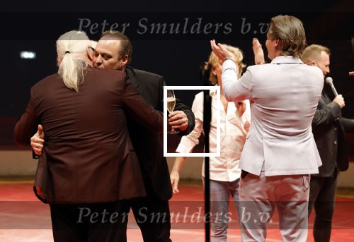 Rotterdam 30 december 2023
Surprise feestje voor Frans Bauer zijn 50e verjaardag in Ahoy. Frans Kwam met zijn vrouw Mariska Bauer en hun zonen Christiaan Frans Jr Lucas en Jan . Frans werd heel emotioneel toen hij aan kwam . In het circus werd er opgetreden door oa Patty Brard Thomas Berge en Emiel Hartkamp . Frans Bauer en Otto Lagerfett