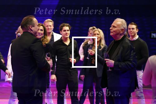 Rotterdam 30 december 2023
Surprise feestje voor Frans Bauer zijn 50e verjaardag in Ahoy. Frans Kwam met zijn vrouw Mariska Bauer en hun zonen Christiaan Frans Jr Lucas en Jan . Frans werd heel emotioneel toen hij aan kwam . In het circus werd er opgetreden door oa Patty Brard Thomas Berge en Emiel Hartkamp.
