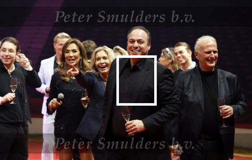 Rotterdam 30 december 2023
Surprise feestje voor Frans Bauer zijn 50e verjaardag in Ahoy. Frans Kwam met zijn vrouw Mariska Bauer en hun zonen Christiaan Frans Jr Lucas en Jan . Frans werd heel emotioneel toen hij aan kwam . In het circus werd er opgetreden door oa Patty Brard Thomas Berge en Emiel Hartkamp.