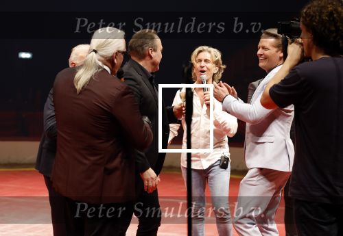 Rotterdam 30 december 2023
Surprise feestje voor Frans Bauer zijn 50e verjaardag in Ahoy. Frans Kwam met zijn vrouw Mariska Bauer en hun zonen Christiaan Frans Jr Lucas en Jan . Frans werd heel emotioneel toen hij aan kwam . In het circus werd er opgetreden door oa Patty Brard Thomas Berge en Emiel Hartkamp.