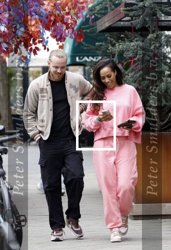 Amsterdam 15 mei 2023
Glennis Grace met haar nieuwe vriend Boyd in Amsterdam zuid.