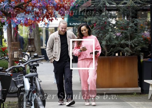 Amsterdam 15 mei 2023
Glennis Grace met haar nieuwe vriend Boyd in Amsterdam zuid.