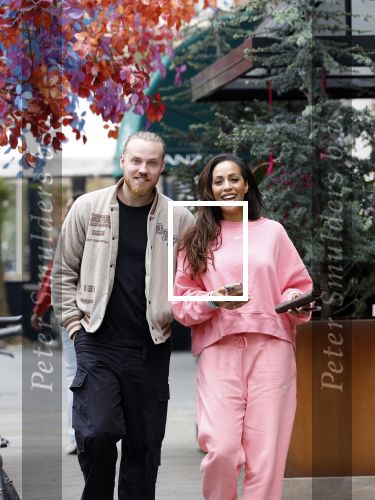 Amsterdam 15 mei 2023
Glennis Grace met haar nieuwe vriend Boyd in Amsterdam zuid.