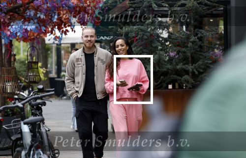 Amsterdam 15 mei 2023
Glennis Grace met haar nieuwe vriend Boyd in Amsterdam zuid.