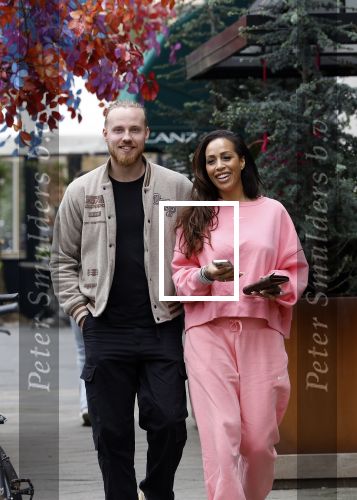 Amsterdam 15 mei 2023
Glennis Grace met haar nieuwe vriend Boyd in Amsterdam zuid.