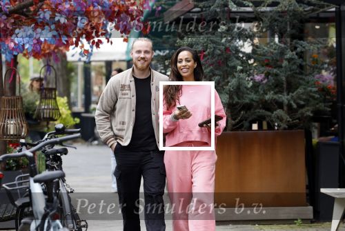 Amsterdam 15 mei 2023
Glennis Grace met haar nieuwe vriend Boyd in Amsterdam zuid.