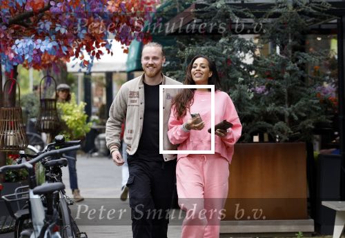 Amsterdam 15 mei 2023
Glennis Grace met haar nieuwe vriend Boyd in Amsterdam zuid.