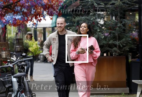 Amsterdam 15 mei 2023
Glennis Grace met haar nieuwe vriend Boyd in Amsterdam zuid.