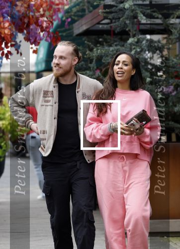 Amsterdam 15 mei 2023
Glennis Grace met haar nieuwe vriend Boyd in Amsterdam zuid.