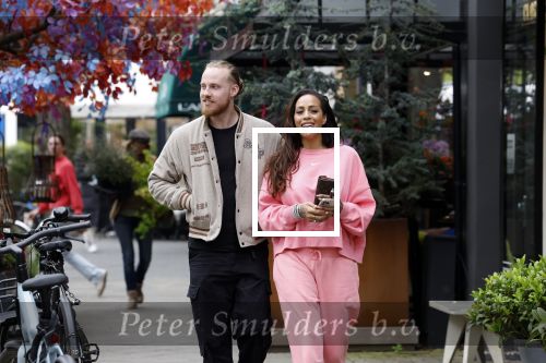 Amsterdam 15 mei 2023
Glennis Grace met haar nieuwe vriend Boyd in Amsterdam zuid.