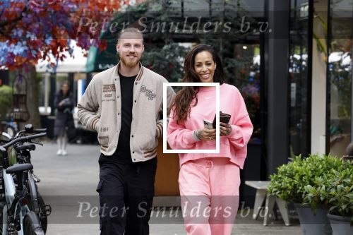 Amsterdam 15 mei 2023
Glennis Grace met haar nieuwe vriend Boyd in Amsterdam zuid.