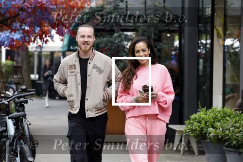 Amsterdam 15 mei 2023
Glennis Grace met haar nieuwe vriend Boyd in Amsterdam zuid.
