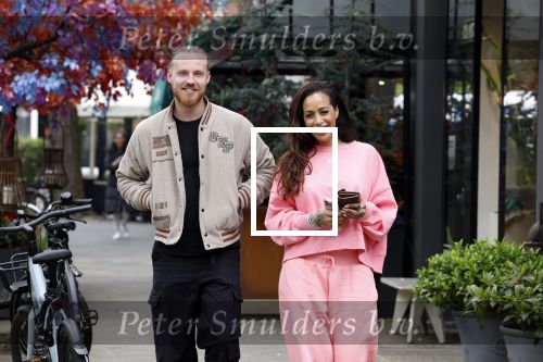 Amsterdam 15 mei 2023
Glennis Grace met haar nieuwe vriend Boyd in Amsterdam zuid.