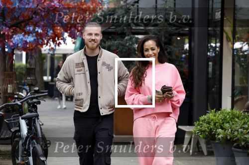 Amsterdam 15 mei 2023
Glennis Grace met haar nieuwe vriend Boyd in Amsterdam zuid.