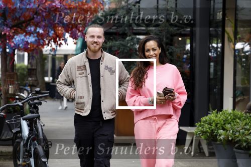 Amsterdam 15 mei 2023
Glennis Grace met haar nieuwe vriend Boyd in Amsterdam zuid.
