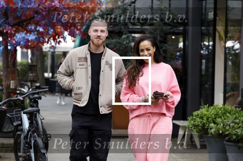 Amsterdam 15 mei 2023
Glennis Grace met haar nieuwe vriend Boyd in Amsterdam zuid.