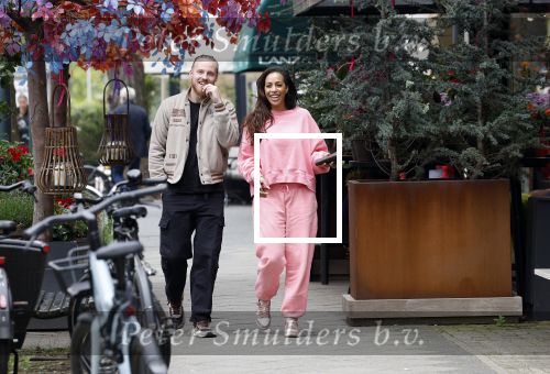 Amsterdam 15 mei 2023
Glennis Grace met haar nieuwe vriend Boyd in Amsterdam zuid.