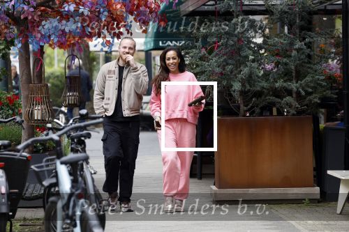 Amsterdam 15 mei 2023
Glennis Grace met haar nieuwe vriend Boyd in Amsterdam zuid.