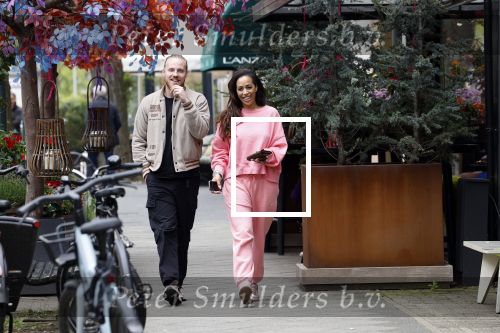 Amsterdam 15 mei 2023
Glennis Grace met haar nieuwe vriend Boyd in Amsterdam zuid.