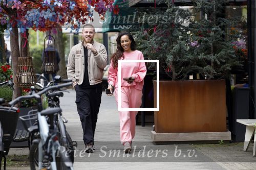 Amsterdam 15 mei 2023
Glennis Grace met haar nieuwe vriend Boyd in Amsterdam zuid.