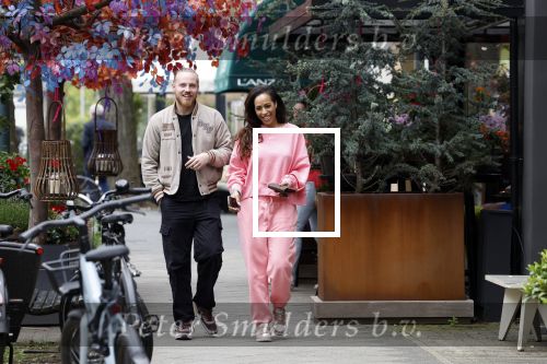 Amsterdam 15 mei 2023
Glennis Grace met haar nieuwe vriend Boyd in Amsterdam zuid.