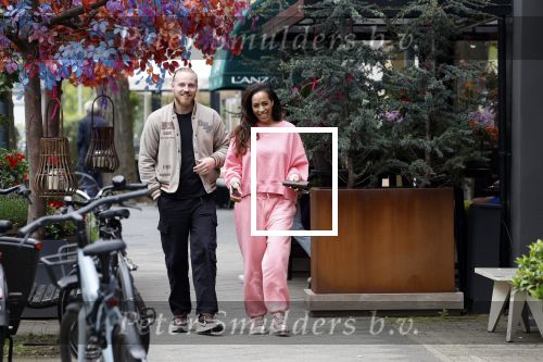 Amsterdam 15 mei 2023
Glennis Grace met haar nieuwe vriend Boyd in Amsterdam zuid.