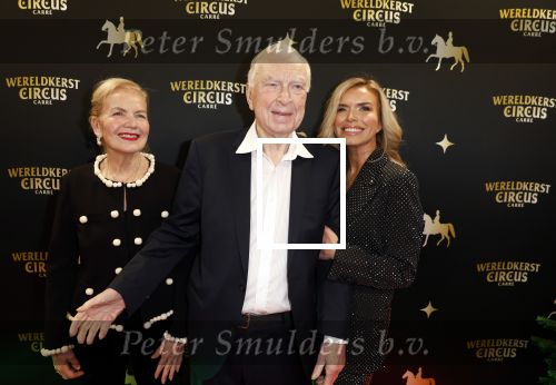 Amsterdam 20 december 2023
Premiere kerstcircus in Carre. Henk v d Meijden met vrouw en dochter