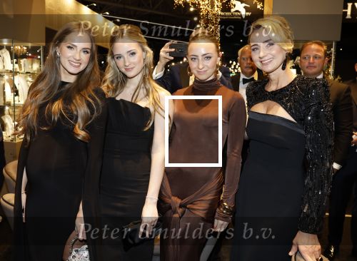 Amsterdam 9 december 2023
VIP dag van de luxury fair in de RAI. Dennis Bergkamp en zijn vrouw Henrita en dochters Estell ( zwanger) Saffron en Yasmin op de stand van Gassan Diamonds . presentatie gouden bankbiljet Dennis Bergkamp. david Bijlsma reikt het eerste exemplaar uit.