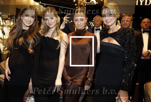 Amsterdam 9 december 2023
VIP dag van de luxury fair in de RAI. Dennis Bergkamp en zijn vrouw Henrita en dochters Estell ( zwanger) Saffron en Yasmin op de stand van Gassan Diamonds . presentatie gouden bankbiljet Dennis Bergkamp. david Bijlsma reikt het eerste exemplaar uit.