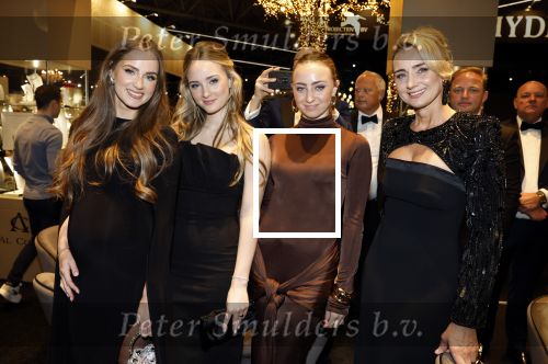 Amsterdam 9 december 2023
VIP dag van de luxury fair in de RAI. Dennis Bergkamp en zijn vrouw Henrita en dochters Estell ( zwanger) Saffron en Yasmin op de stand van Gassan Diamonds . presentatie gouden bankbiljet Dennis Bergkamp. david Bijlsma reikt het eerste exemplaar uit.