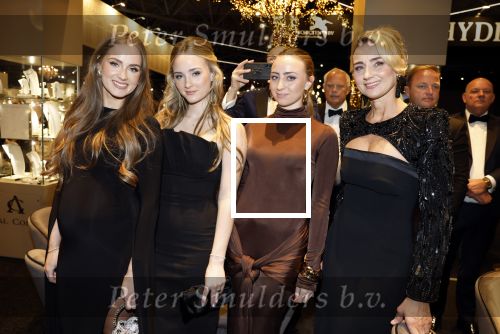Amsterdam 9 december 2023
VIP dag van de luxury fair in de RAI. Dennis Bergkamp en zijn vrouw Henrita en dochters Estell ( zwanger) Saffron en Yasmin op de stand van Gassan Diamonds . presentatie gouden bankbiljet Dennis Bergkamp. david Bijlsma reikt het eerste exemplaar uit.