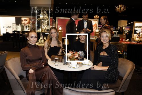 Amsterdam 9 december 2023
VIP dag van de luxury fair in de RAI. Dennis Bergkamp en zijn vrouw Henriette en dochters Estell ( zwanger) Saffron en Yasmin op de stand van Gassan Diamonds . presentatie gouden bankbiljet Dennis Bergkamp. david Bijlsma reikt het eerste exemplaar uit.