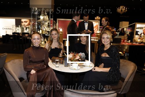 Amsterdam 9 december 2023
VIP dag van de luxury fair in de RAI. Dennis Bergkamp en zijn vrouw Henriette en dochters Estell ( zwanger) Saffron en Yasmin op de stand van Gassan Diamonds . presentatie gouden bankbiljet Dennis Bergkamp. david Bijlsma reikt het eerste exemplaar uit.