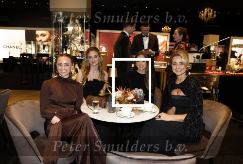 Amsterdam 9 december 2023
VIP dag van de luxury fair in de RAI. Dennis Bergkamp en zijn vrouw Henriette en dochters Estell ( zwanger) Saffron en Yasmin op de stand van Gassan Diamonds . presentatie gouden bankbiljet Dennis Bergkamp. david Bijlsma reikt het eerste exemplaar uit.
