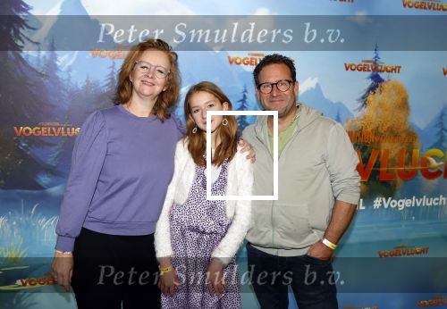 Amsterdam 2 december 2023
Premiere vogelvlucht in Pathe arena .
De cast met oa Floris Gobel Edsilia Rombley Linda Wagemakers Rayen Panday Posy Bakkum Imaani Oosterhuis Karin Bloemen en Thomas Koekkoek. Hilke Bierman met partner Thijs van Aken en dochter Madelief