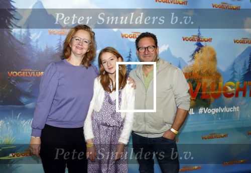 Amsterdam 2 december 2023
Premiere vogelvlucht in Pathe arena .
De cast met oa Floris Gobel Edsilia Rombley Linda Wagemakers Rayen Panday Posy Bakkum Imaani Oosterhuis Karin Bloemen en Thomas Koekkoek. Hilke Bierman met partner Thijs van Aken en dochter Madelief