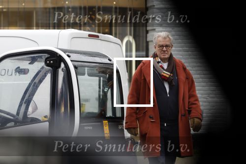 Amsterdam 7 december 2023
Jeroen Krabbe brengt de post weg.
