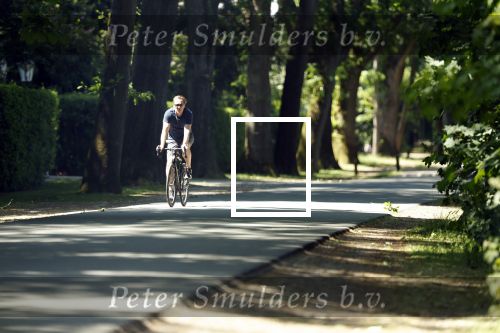 Huizen 13 juni 2023
Jeroen Rietbergen vertrekt op zijn fiest bij het huis van Linda de Mol . Hun beider auto\'s staan op de oprit.