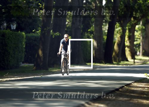Huizen 13 juni 2023
Jeroen Rietbergen vertrekt op zijn fiest bij het huis van Linda de Mol . Hun beider auto\'s staan op de oprit.