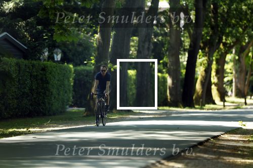 Huizen 13 juni 2023
Jeroen Rietbergen vertrekt op zijn fiest bij het huis van Linda de Mol . Hun beider auto\'s staan op de oprit.
