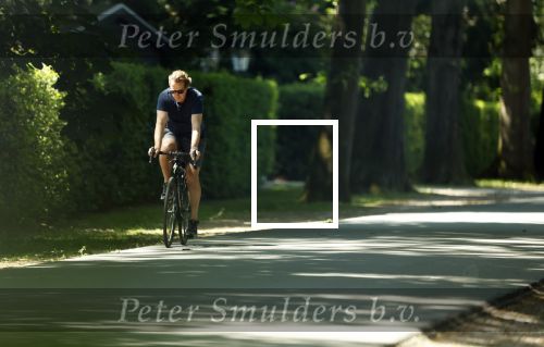 Huizen 13 juni 2023
Jeroen Rietbergen vertrekt op zijn fiest bij het huis van Linda de Mol . Hun beider auto\'s staan op de oprit.