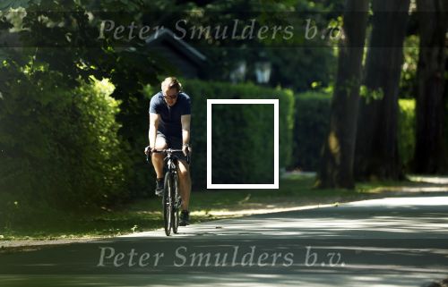 Huizen 13 juni 2023
Jeroen Rietbergen vertrekt op zijn fiest bij het huis van Linda de Mol . Hun beider auto\'s staan op de oprit.