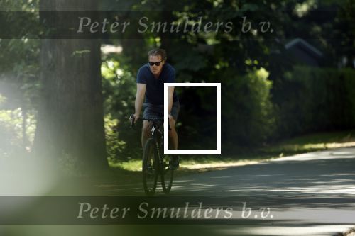 Huizen 13 juni 2023
Jeroen Rietbergen vertrekt op zijn fiest bij het huis van Linda de Mol . Hun beider auto\'s staan op de oprit.