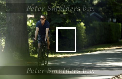 Huizen 13 juni 2023
Jeroen Rietbergen vertrekt op zijn fiest bij het huis van Linda de Mol . Hun beider auto\'s staan op de oprit.