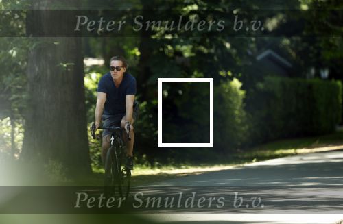 Huizen 13 juni 2023
Jeroen Rietbergen vertrekt op zijn fiest bij het huis van Linda de Mol . Hun beider auto\'s staan op de oprit.